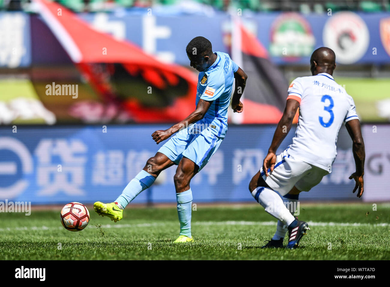 Hong Kong football player Festus Baise, right, of Guizhou Hengfeng  Zhicheng, challenges Brazilian football player Ramires of Jiangsu Suning in  their 1 Stock Photo - Alamy