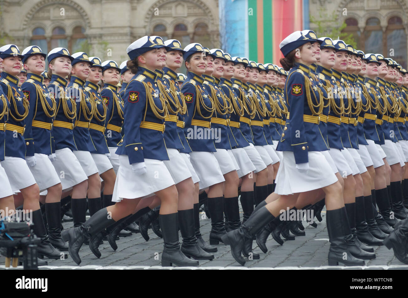 Female Russian soldiers march along the Red Square during the Victory ...