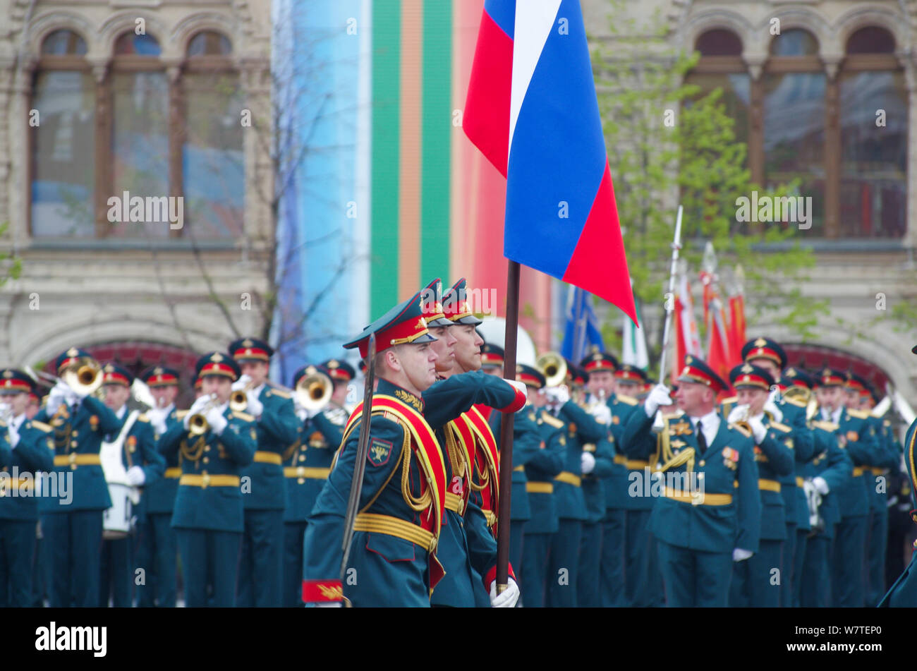 Soldiers of the 154th Preobrazhensky Independent Commandant's Regiment carry the Russian national flag marching along the Red Square during the Victor Stock Photo