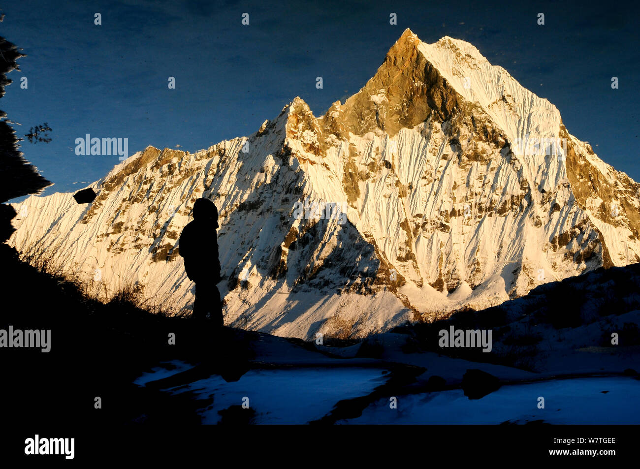 Hiker silhouette silhouetted hi-res stock photography and images - Alamy