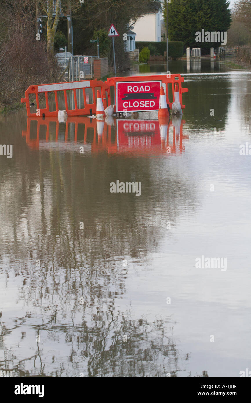 Road closed sign in flooded lane following February 2014 floods in Severn valley, Gloucestershire, England, UK, 7th February 2014. Stock Photo
