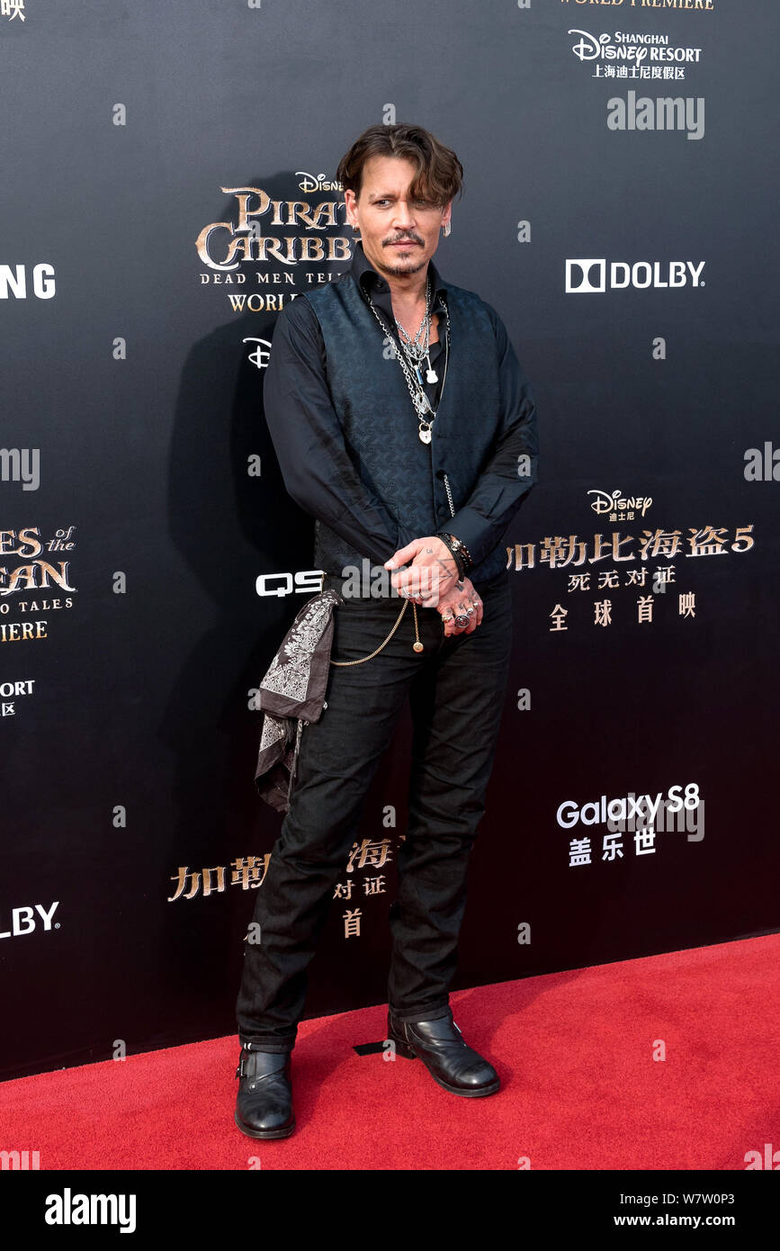 fangst Tidligere Resonate American actor Johnny Depp arrives on the red carpet for the premiere of  his new movie "Pirates of the Caribbean: Dead Men Tell No Tales" in  Shanghai Stock Photo - Alamy