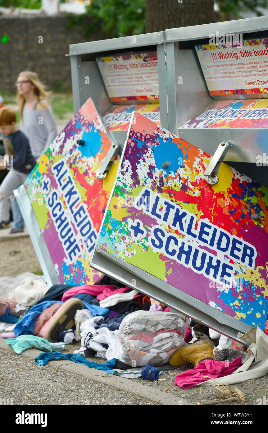 Leipzig, Germany. 28th May, 2019. "Altkleider Schuhe - in Säcke verpackt"  is written on a broken clothing collection container in Leipzig. Credit:  Volkmar Heinz/dpa-Zentralbild/ZB/dpa/Alamy Live News Stock Photo - Alamy