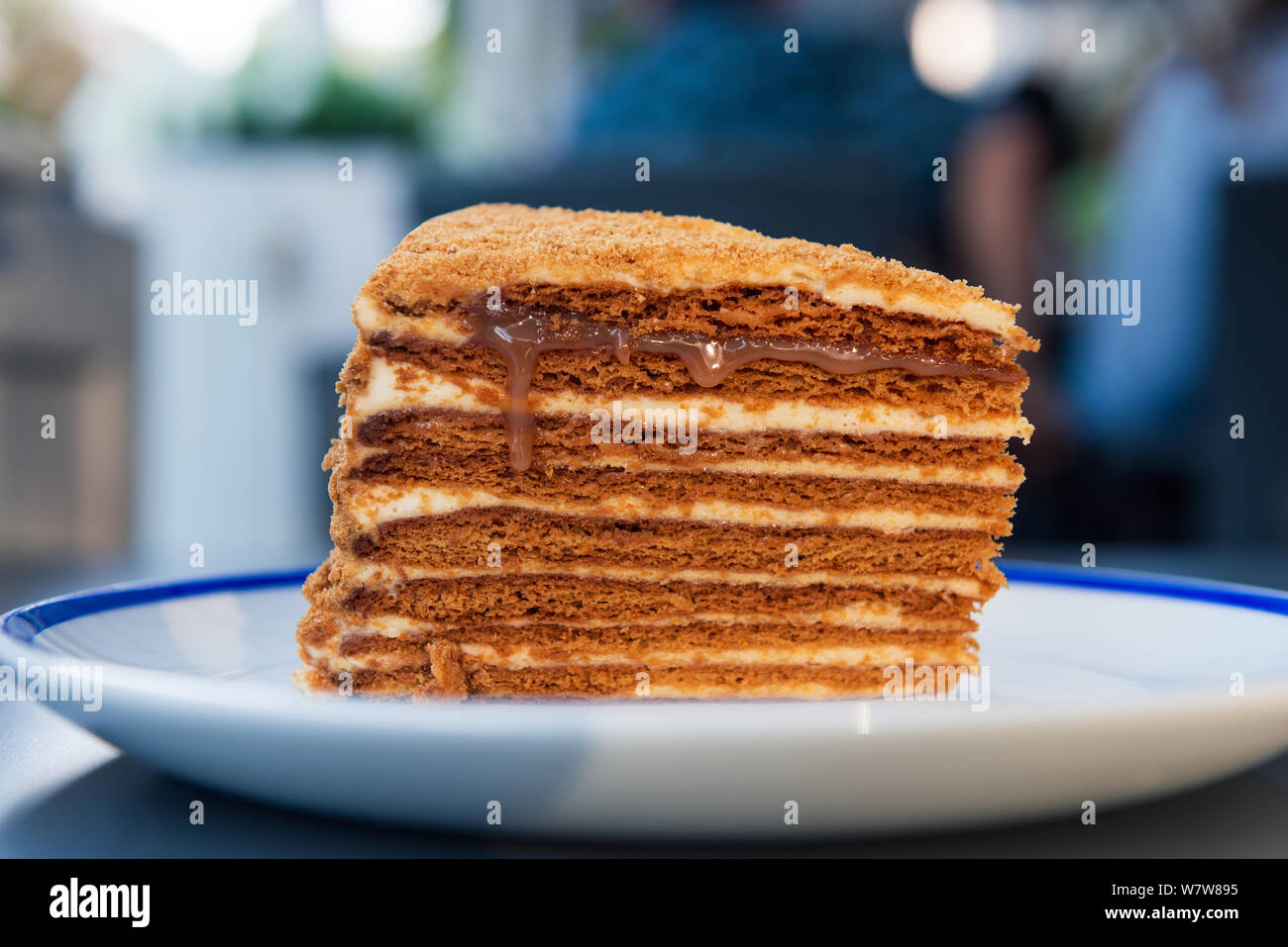 Торт московская слойка. Дольче де лече. Торт на сковороде со сгущенкой. Торт со сгущенкой рецепт. Шоколадный блинный торт с маскарпоне.