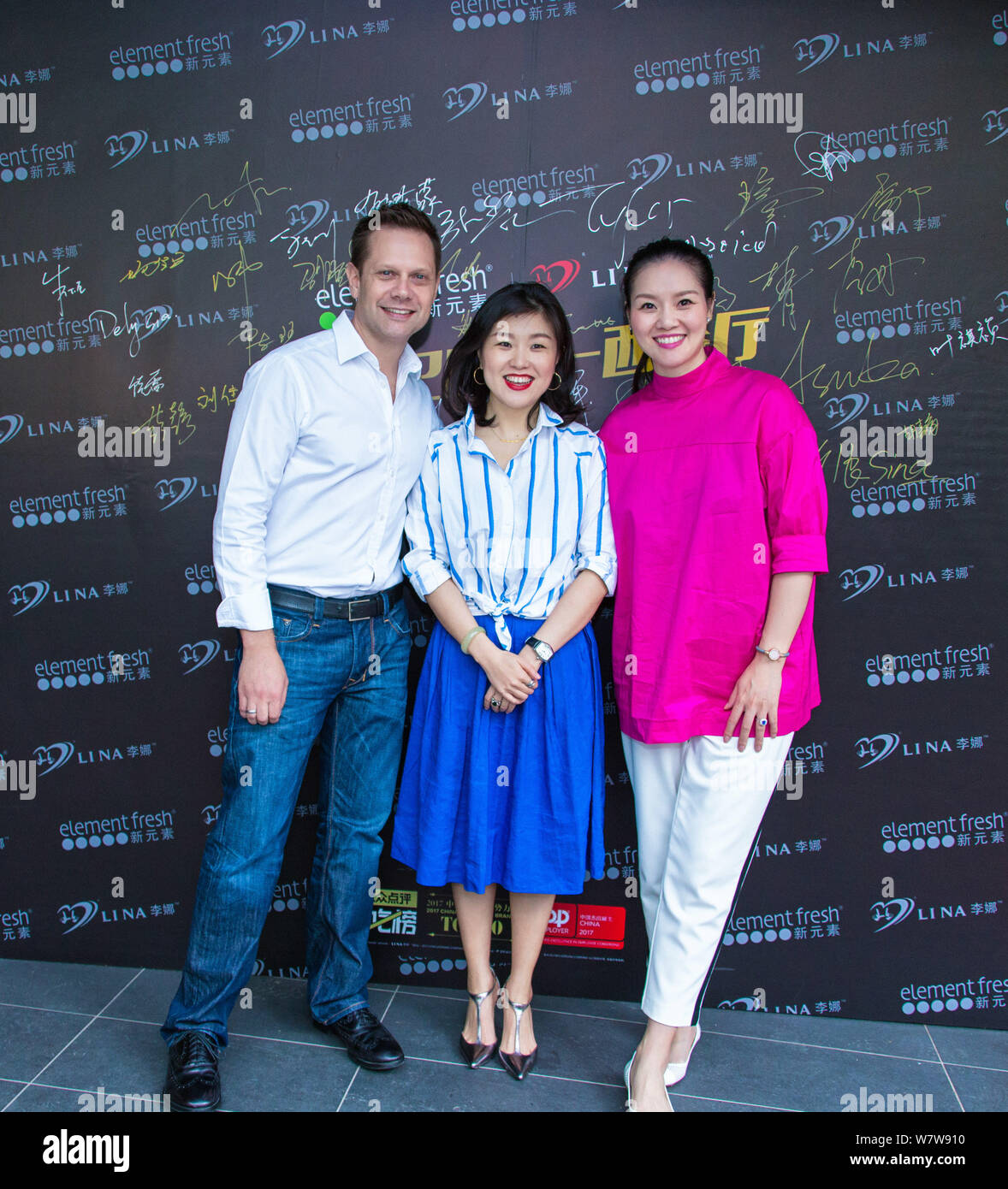 Retired Chinese tennis star Li Na, right, attends the opening ceremony of the restaurant co-opened by her and restaurant brand 'Element Fresh' in Wuha Stock Photo