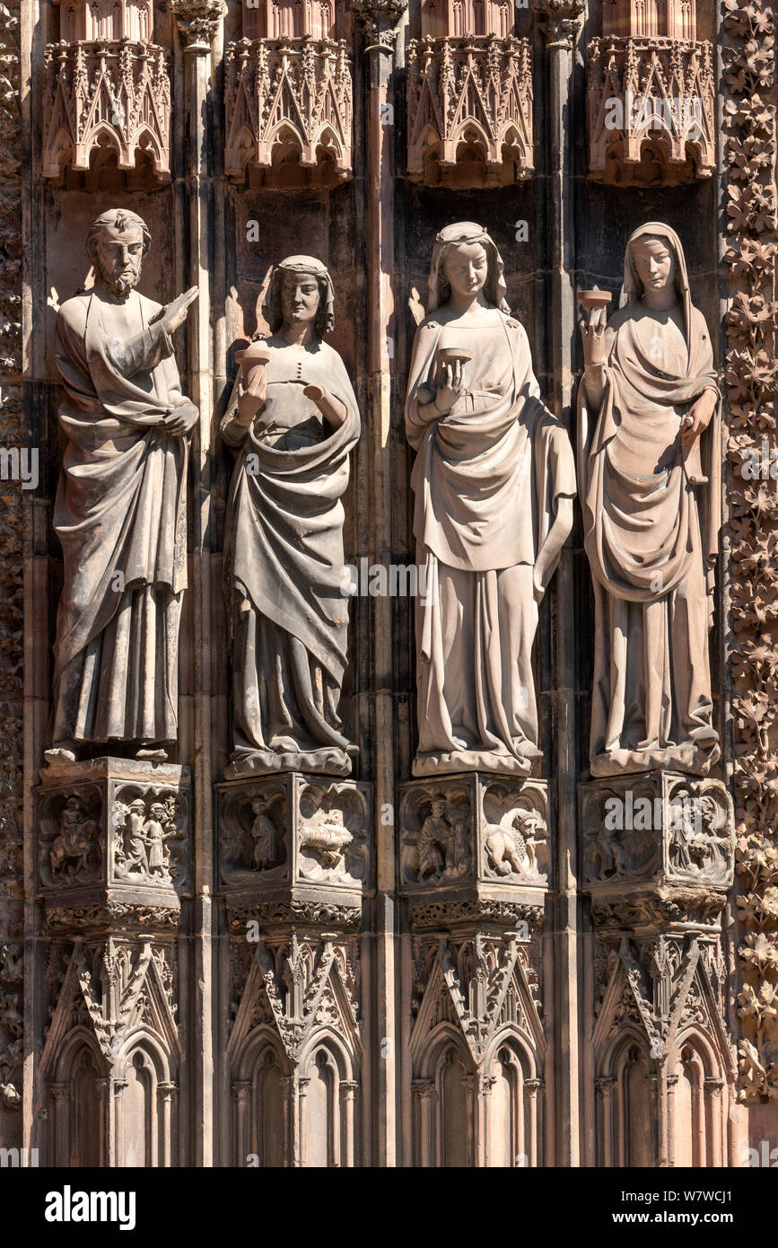 Straßburger Münster, Cathédrale Notre-Dame de Strasbourg, Südliches Westportal, Gewändefiguren: Christus und kluge Jungfrauen Stock Photo