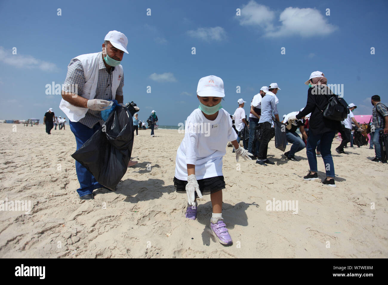 Gaza City, Gaza Strip, Palestinian Territory. 7th Aug, 2019. Palestinian youths take part in the cleaning of the beach along the shore of the Mediterranean Sea under the title ''Our beach is clean with our behavior'' organaized by JICA Alumni Association in Palestine, in Gaza city on August 7, 2019 Credit: Mahmoud Ajjour/APA Images/ZUMA Wire/Alamy Live News Stock Photo