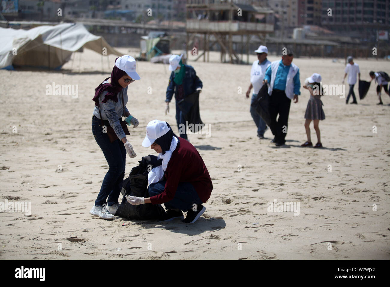 Gaza City, Gaza Strip, Palestinian Territory. 7th Aug, 2019. Palestinian youths take part in the cleaning of the beach along the shore of the Mediterranean Sea under the title ''Our beach is clean with our behavior'' organaized by JICA Alumni Association in Palestine, in Gaza city on August 7, 2019 Credit: Mahmoud Ajjour/APA Images/ZUMA Wire/Alamy Live News Stock Photo