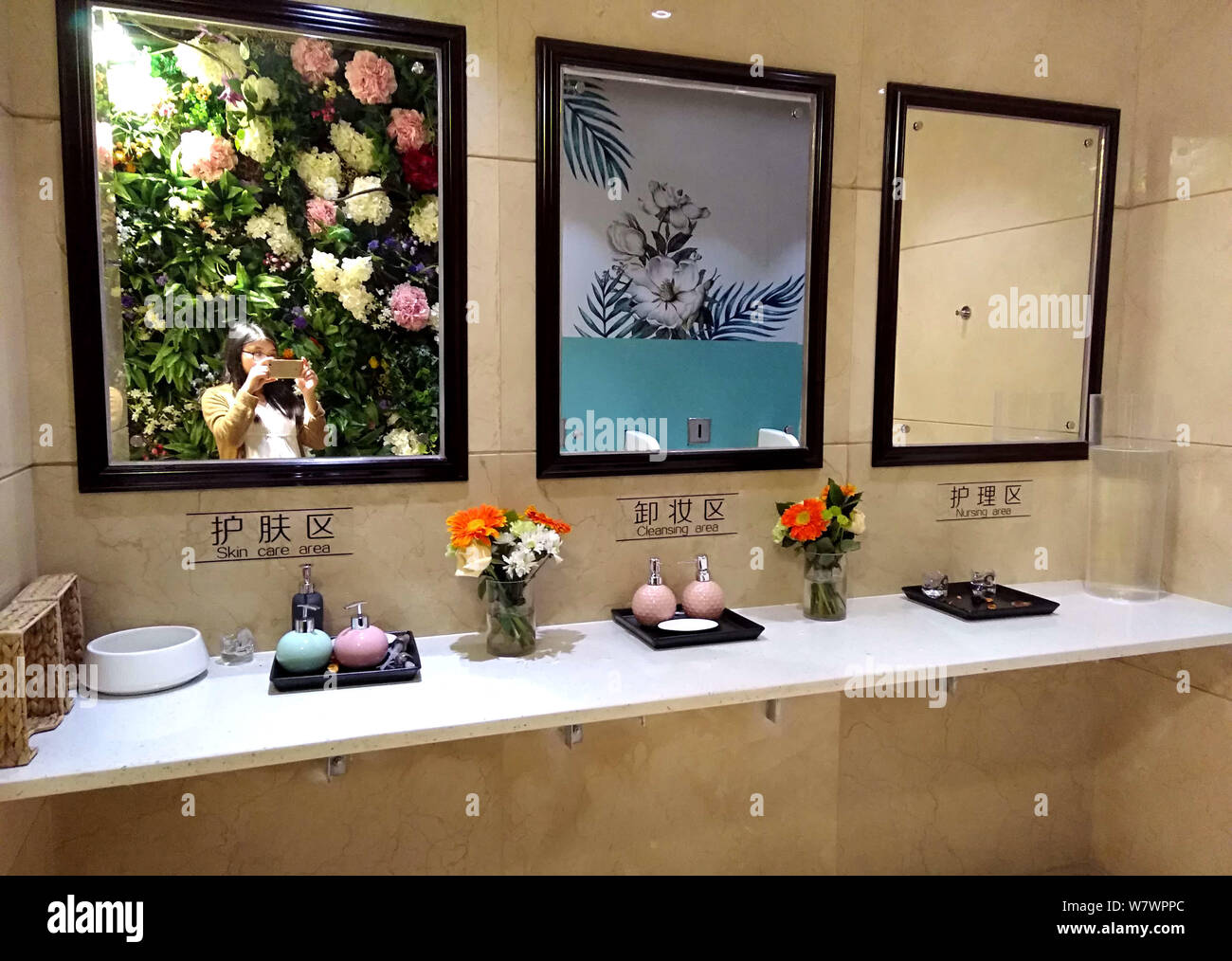 Flower toilet hi-res stock photography and images - Alamy, image size:1300x1014