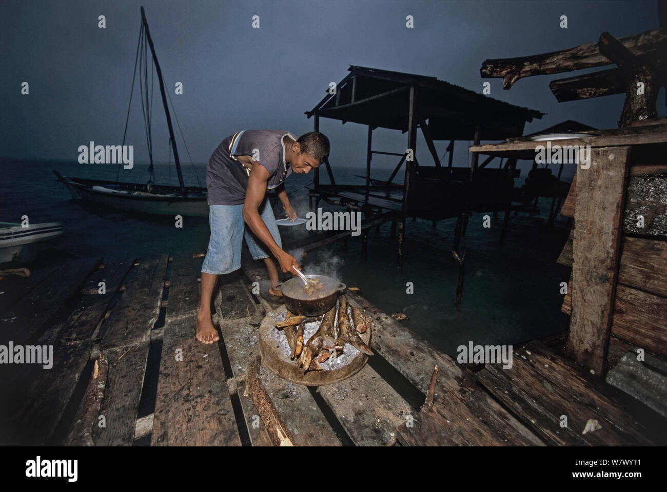 Miskito Indian fisherman cooking Green turtle (Chelonia mydas) meat, Puerto Cabezas, Nicaragua, Caribbean Sea. Model released. Stock Photo