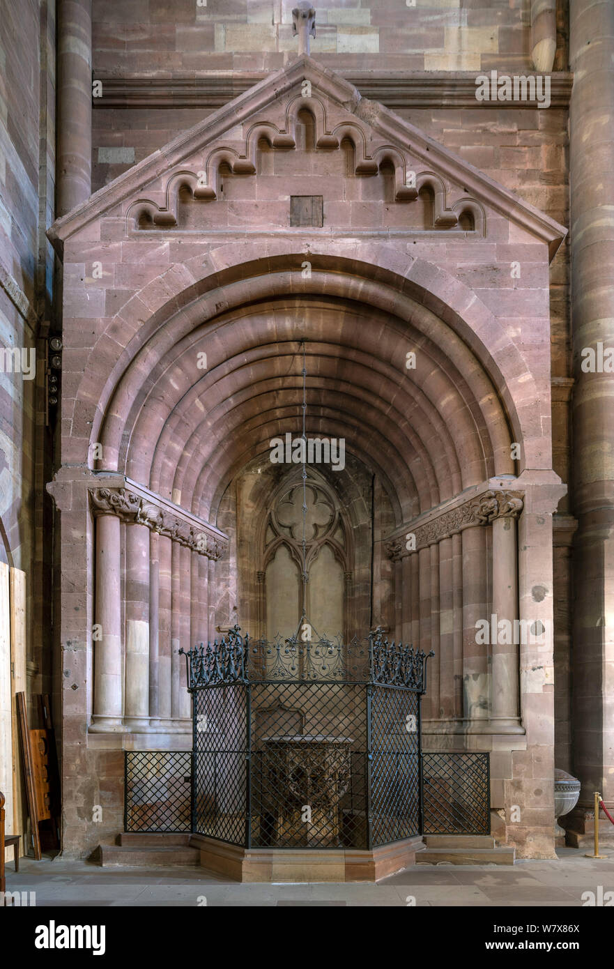Straßburger Münster, Cathédrale Notre-Dame de Strasbourg, nördlicher Querhausarm, romanische Altarnische Stock Photo