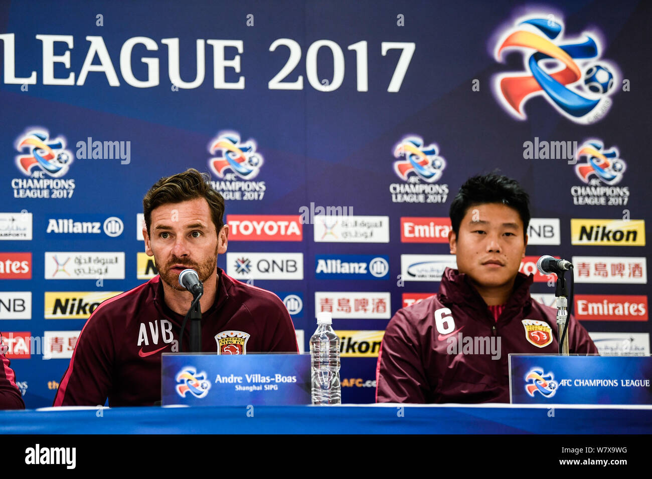 Head coach Andre Villas-Boas of China's Shanghai SIPG, left, attends a  press conference for a Group F match against Japan's Urawa Red Diamonds  during Stock Photo - Alamy