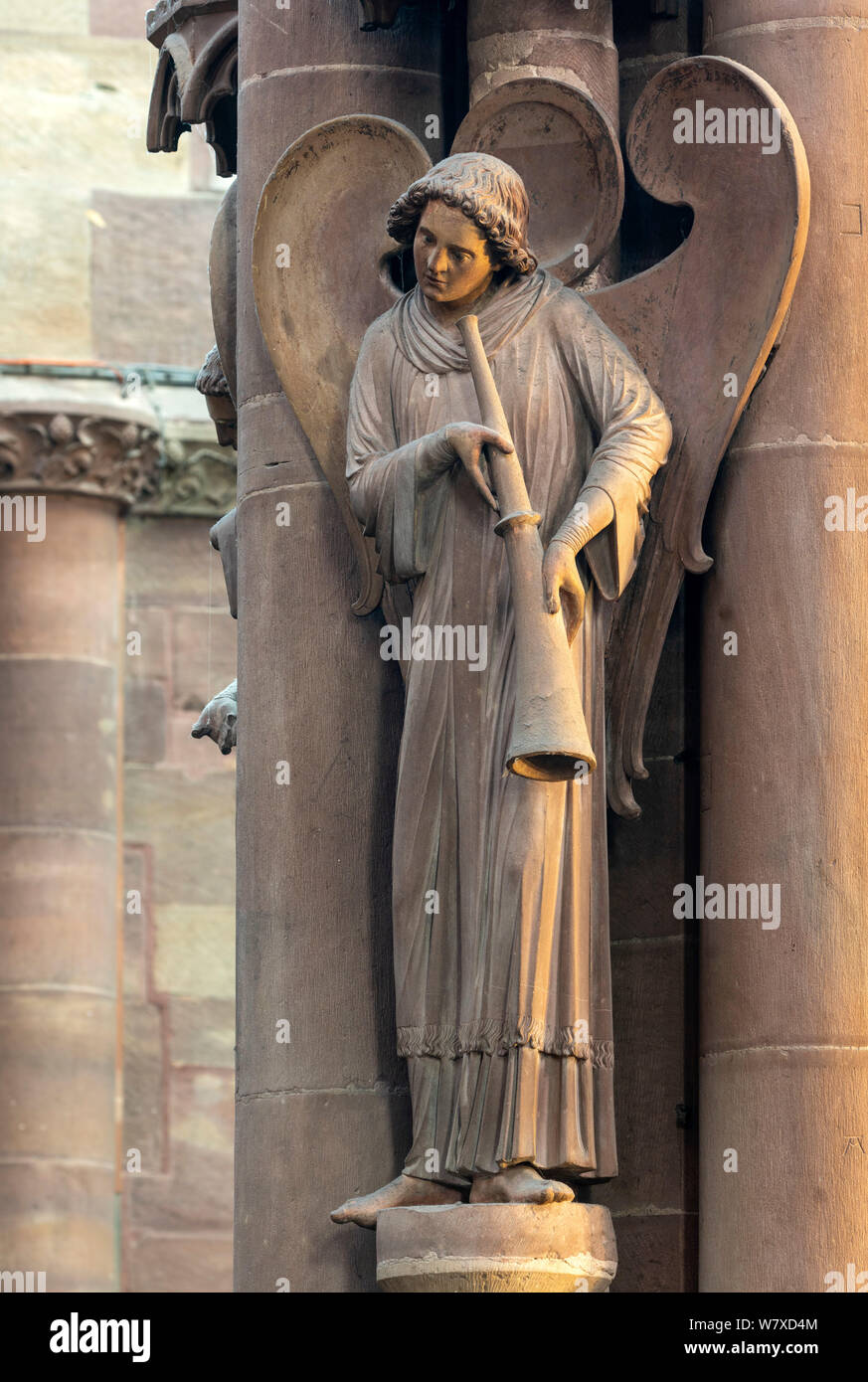 Straßburger Münster, Cathédrale Notre-Dame de Strasbourg, Südlicher Querhausarm, Engelspfeiler (Pfeiler des jüngsten Gerichts), Musizierende Engel Stock Photo