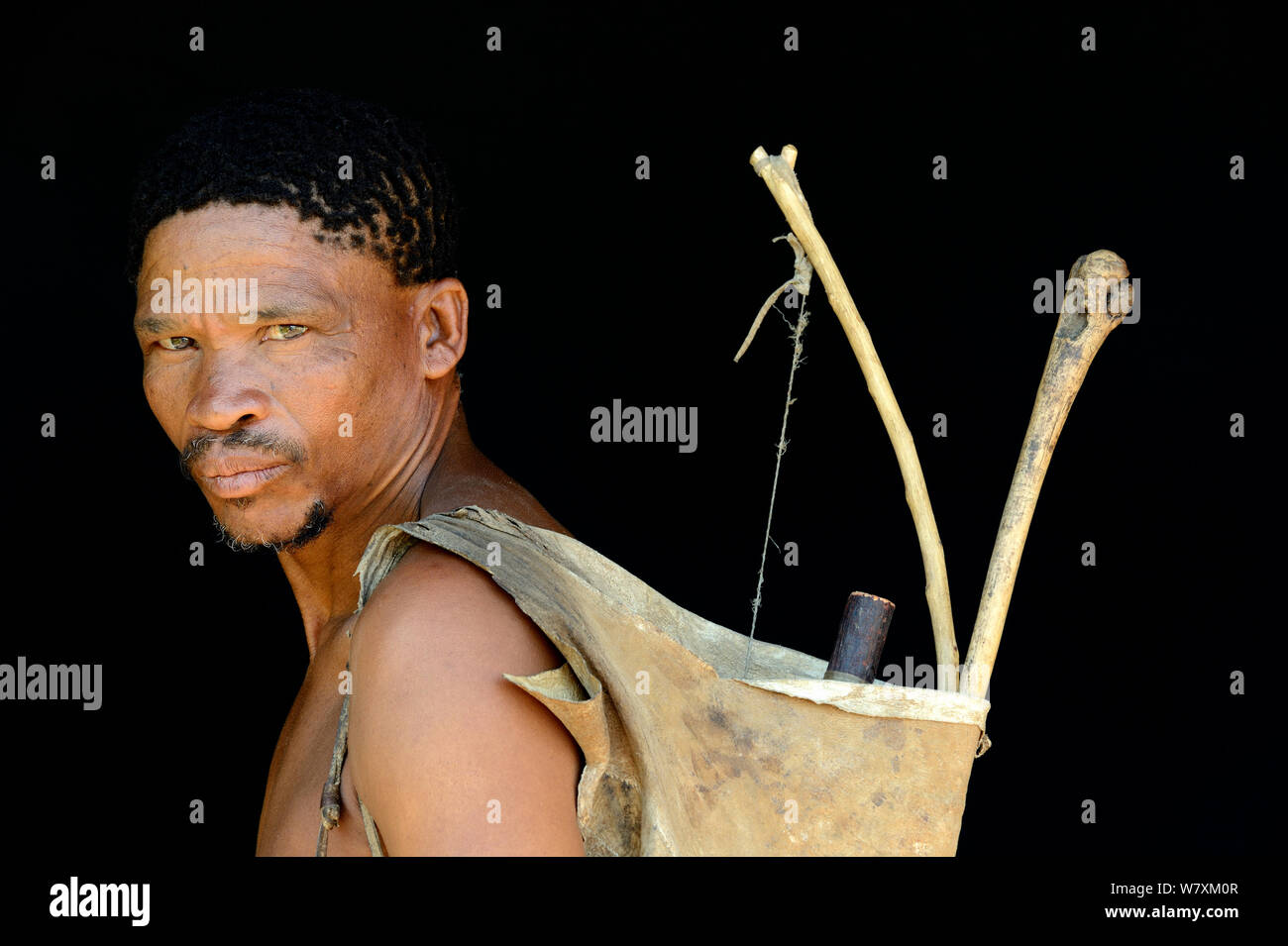 Portrait of Naro San Bushman with bow and arrows, Kalahari, Ghanzi region, Botswana, Africa. October 2014. Stock Photo