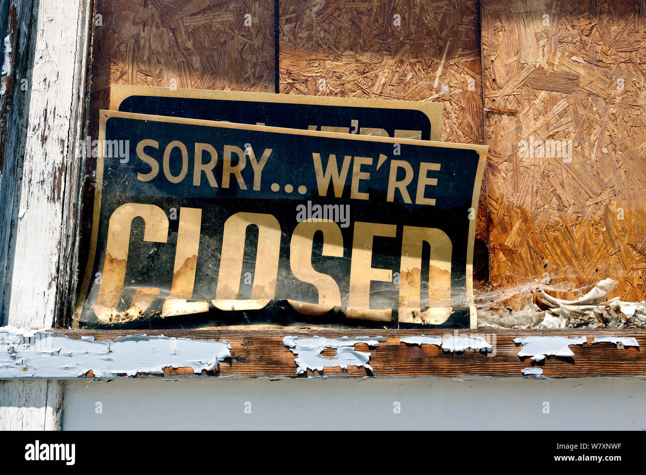 &#39;Closed&#39; sign in boarded up shop window, Sprauge, Washington, USA, June 2014. Stock Photo