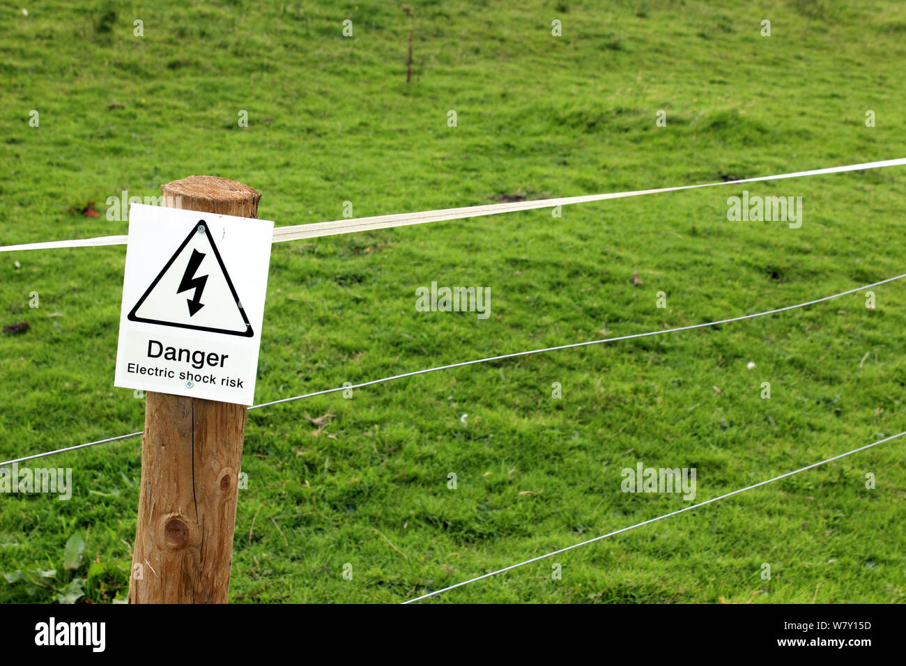 Sign warning of electrical fence hazard Stock Photo Alamy