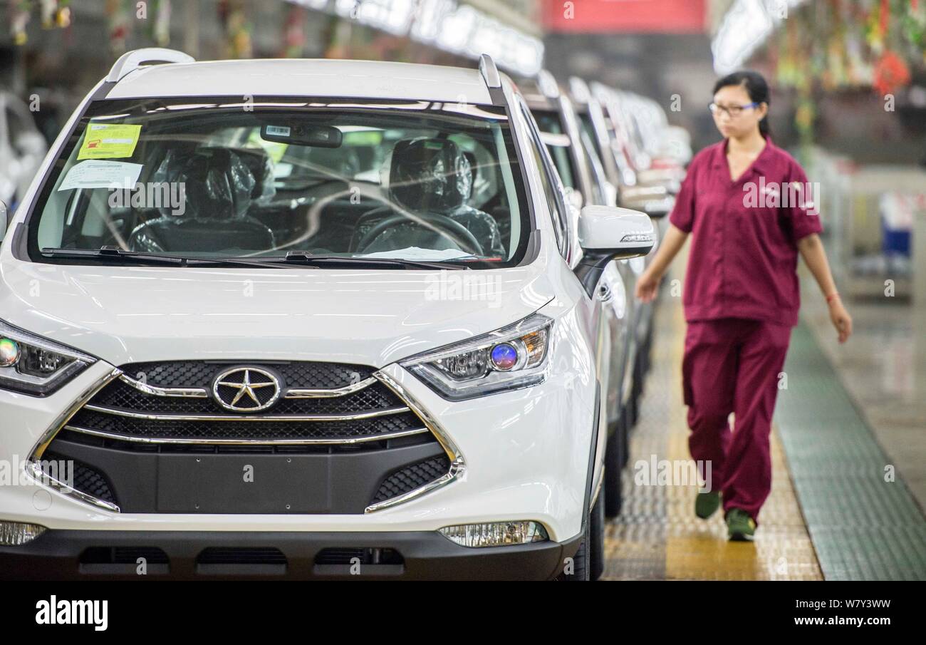 File A Chinese Worker Checks Cars On The Assembly Line At An Auto Plant Of Jac China Anhui Jianghuai Automobile Co Ltd In Hefei City East Chi Stock Photo Alamy