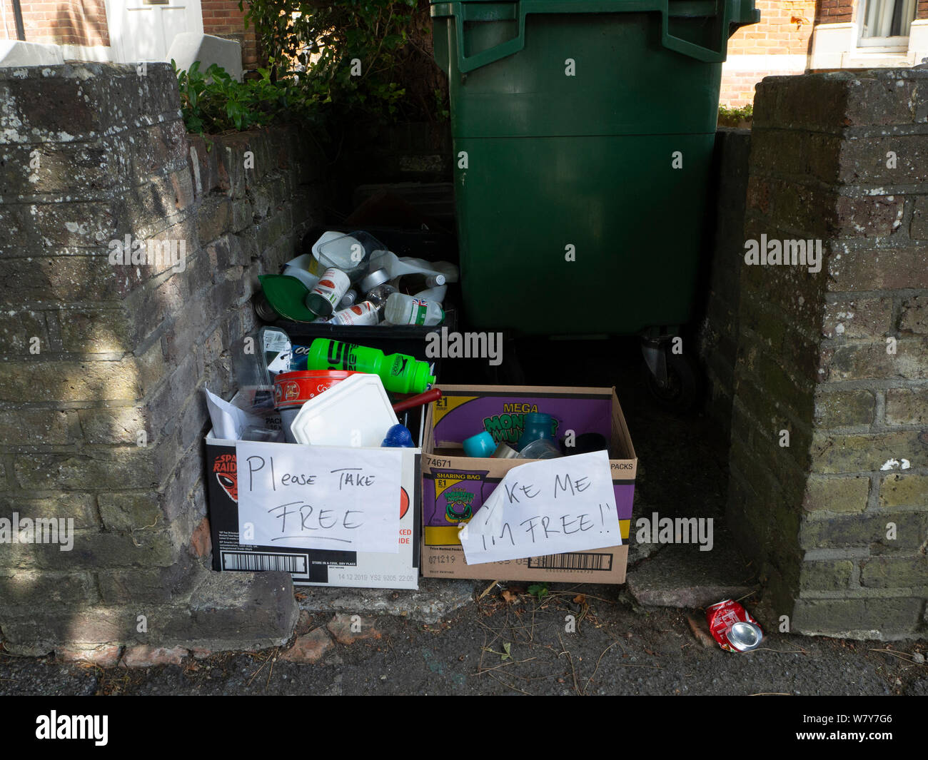 Please use the litter bins sign hi-res stock photography and images - Alamy