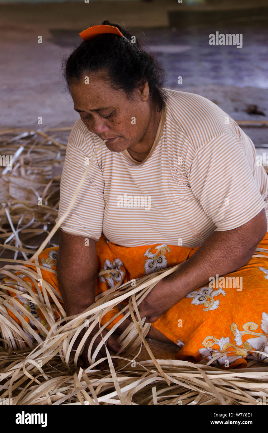 Woman weaving Pandanus mat (Pandanus sp) Kioa Island, Fiji, South Pacific, July 2014. Stock Photo