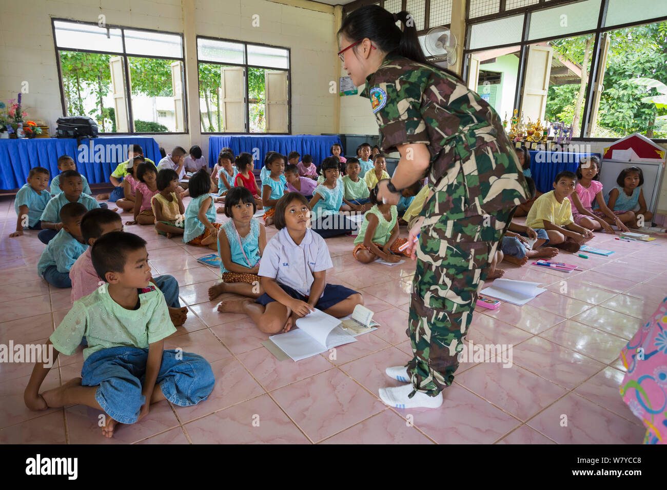 Pang Sida national park community outreach volunteer Radabha &#39;Huang&#39; Prapapornpipat, teaching children at Baan Klong Pla Do school, eastern Thailand, August, 2014. Stock Photo