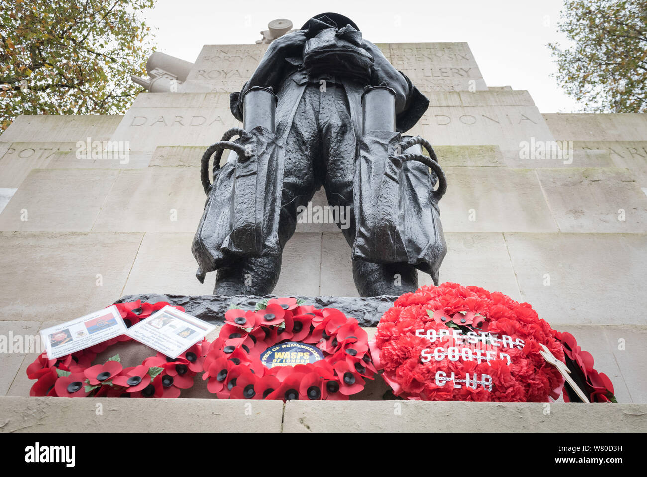 The Royal Artillery Memorial, Hyde Park Corner, London, UK. 8th November, 2015.  Up to a thousand scooter riders congregate in West London on Remembra Stock Photo