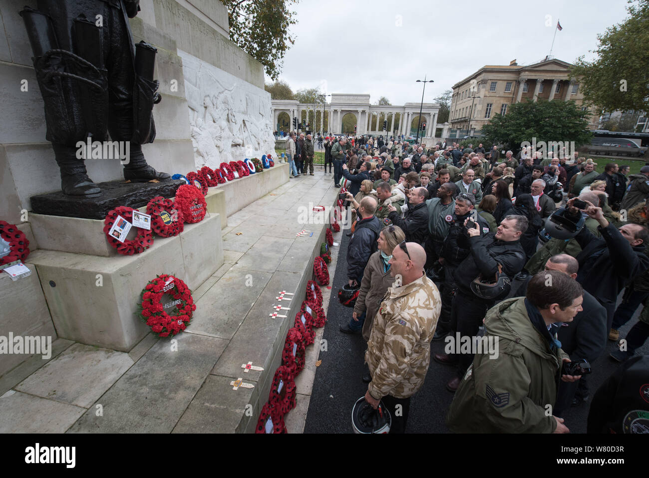 The Royal Artillery Memorial, Hyde Park Corner, London, UK. 8th November, 2015.  Up to a thousand scooter riders congregate in West London on Remembra Stock Photo