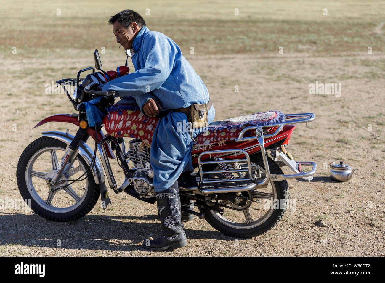 Mongolian man wearing the traditional deel Stock Photo - Alamy