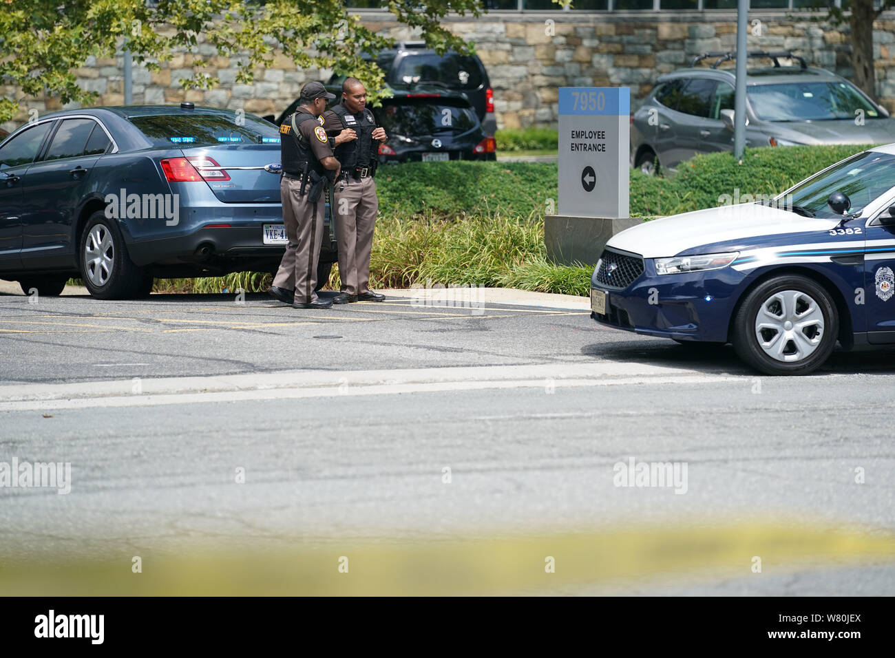 Mclean, USA. 7th Aug, 2019. Police officers are seen at USA Today's headquarters in McLean, Virginia, the United States, on Aug. 7, 2019. USA Today's headquarters in McLean, Virginia was evacuated Wednesday following a probably mistaken police alert of a man with a weapon at the building in suburban Washington, DC, the newspaper said. Credit: Liu Jie/Xinhua/Alamy Live News Stock Photo
