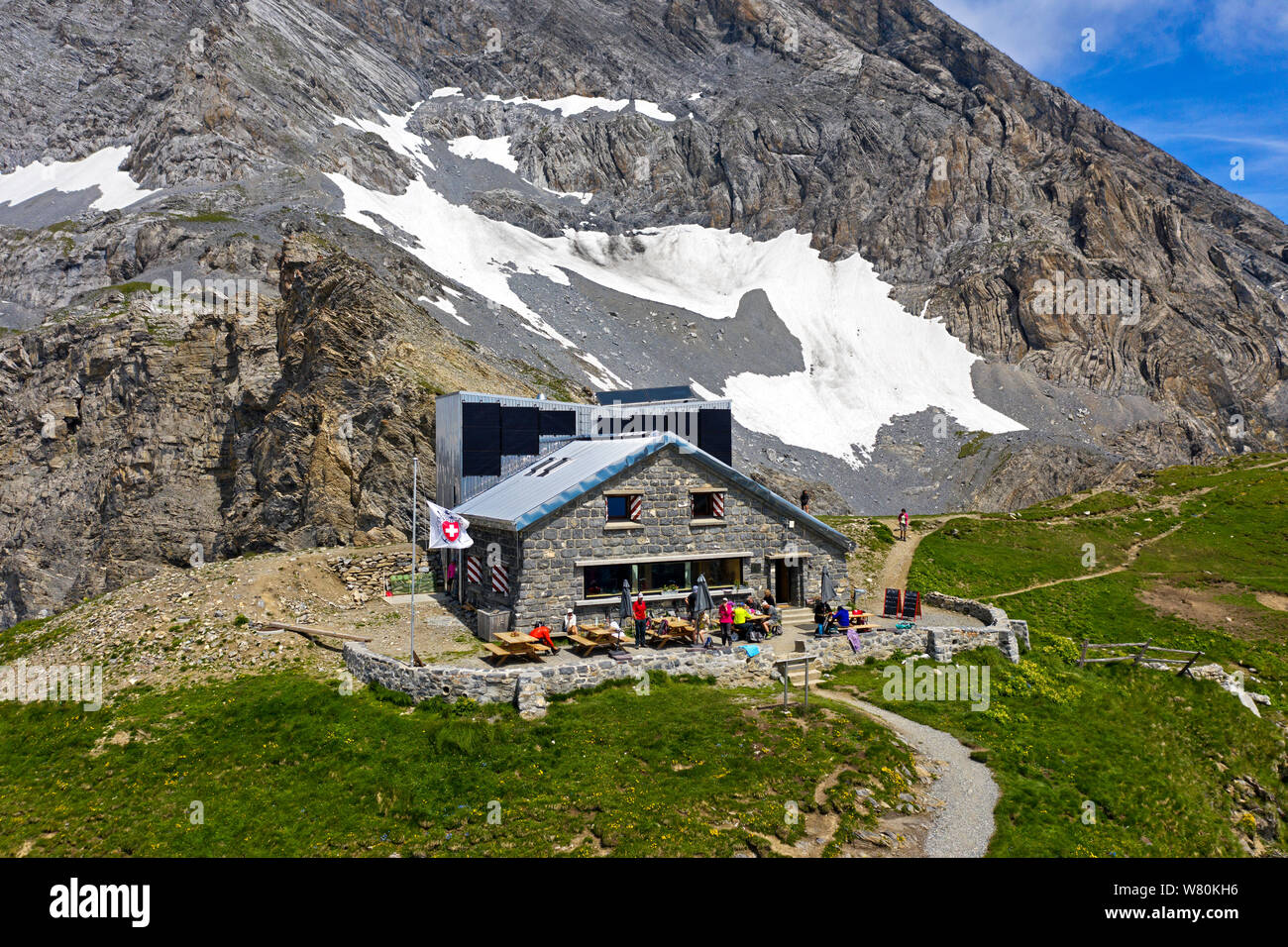 Mountain hut Cabane Rambert of the Swiss Alpöine Club (SAC) agains the Grand Muveran summit, Alpes vaudoises, Ovronnaz, Valais, Switzerland Stock Photo
