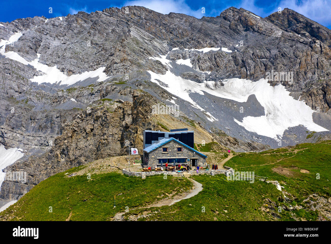 Mountain hut Cabane Rambert of the Swiss Alpöine Club (SAC) agains the Grand Muveran summit, Alpes vaudoises, Ovronnaz, Valais, Switzerland Stock Photo