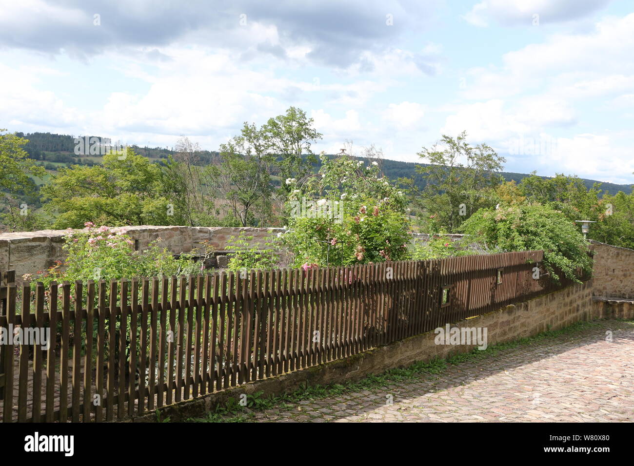 Blick auf den Rosengarten von Schloss Spangenberg in Nordhessen Stock Photo