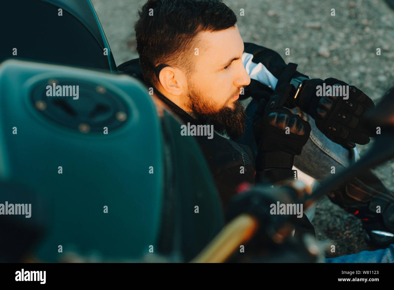 Biker looking at map hi-res stock photography and images - Alamy