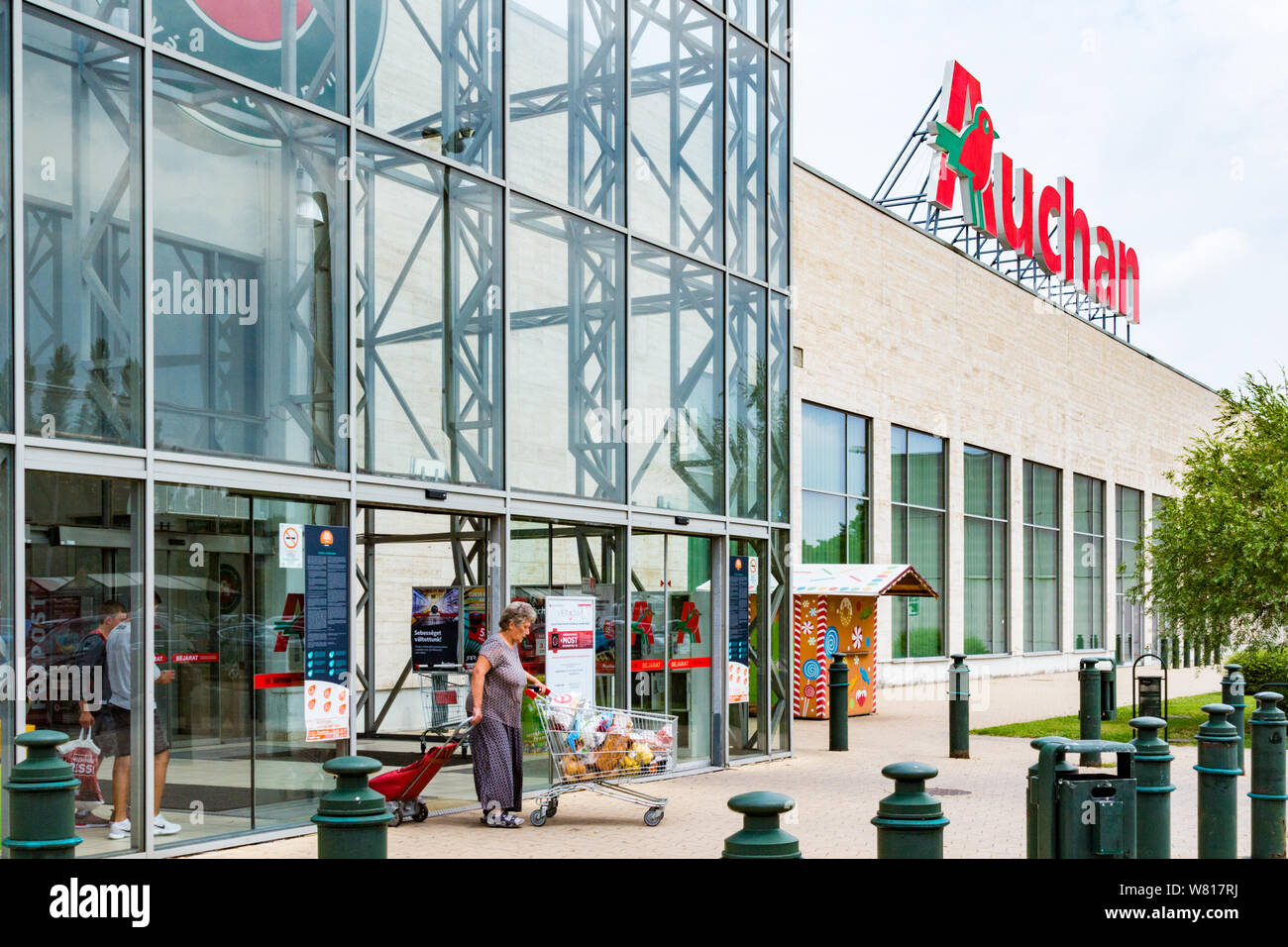 Almada, Portugal. Auchan Pet shop or store in the Almada Forum shopping  mall or center. Auchan is a French hypermarket, supermarket or superstore  Stock Photo - Alamy