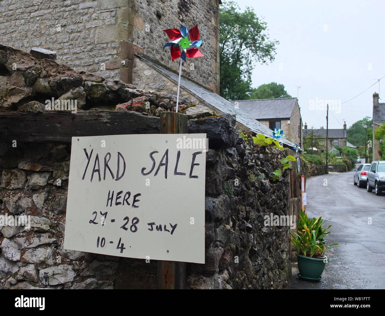 Handwritten sign advertising a yard sale at a farm in Bonsall a village in the Derbyshire Peak District UK. House clearance estate sale Stock Photo