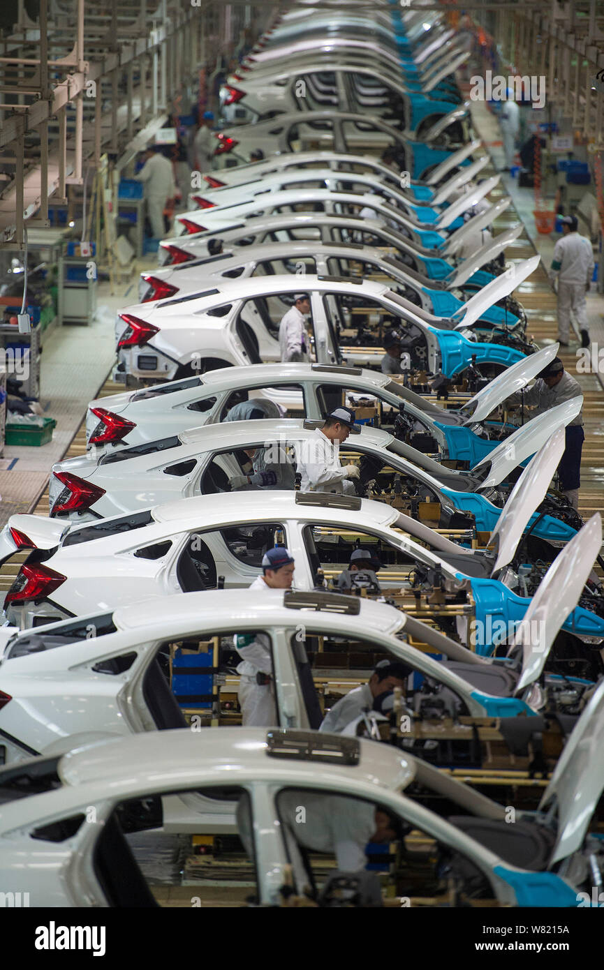--FILE--Chinese workers assemble cars on the assembly line at an auto plant of Dongfeng Honda in Wuhan city, central China's Hubei province, 6 Februar Stock Photo