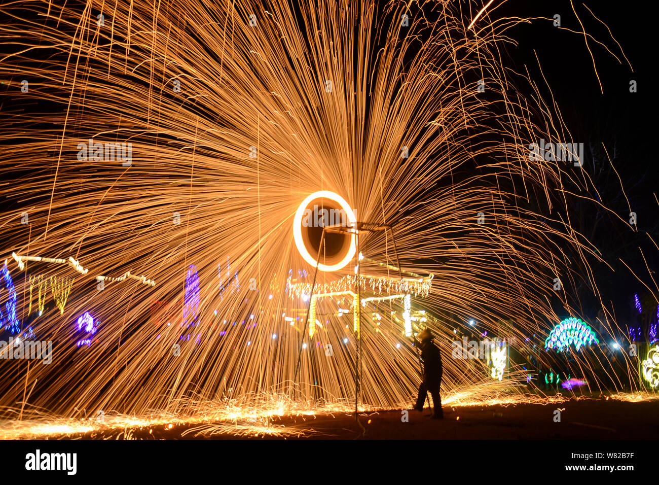 Chinese spinning wheel hires stock photography and images Alamy