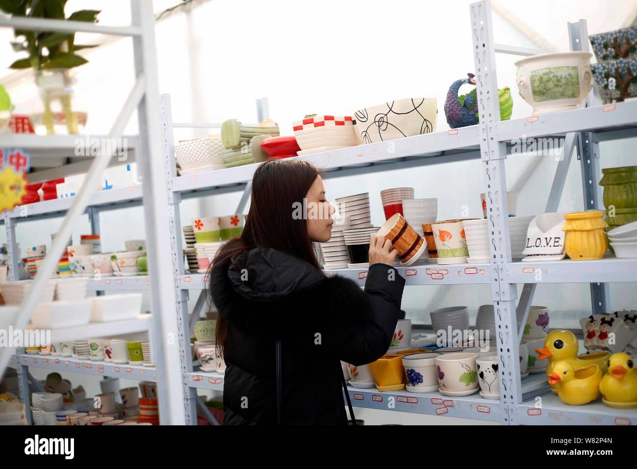 Inside ceramic store hi-res stock photography and images - Alamy