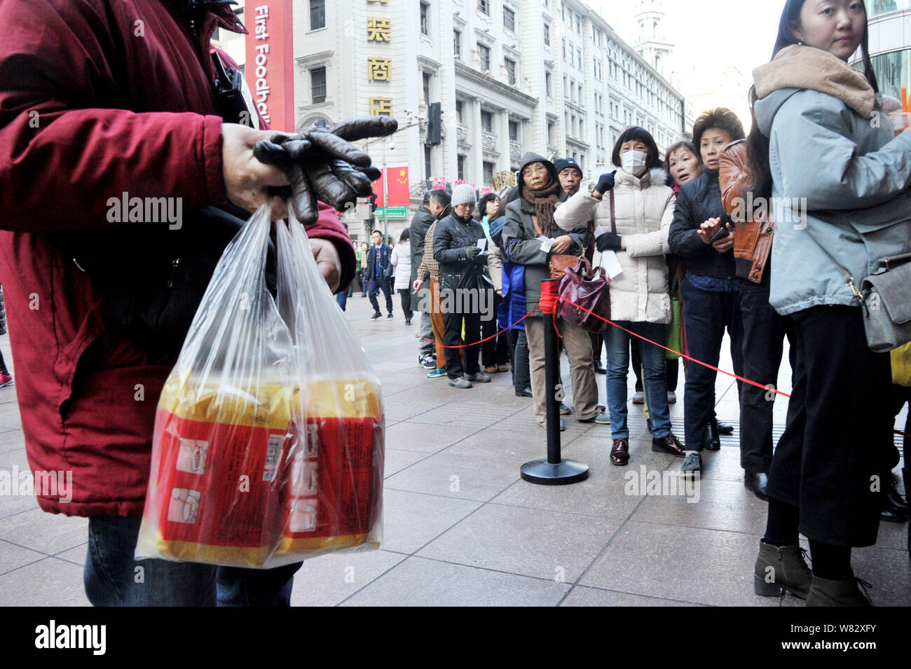 Chinese residents queue up on the Nanjing Road shopping street to buy ...