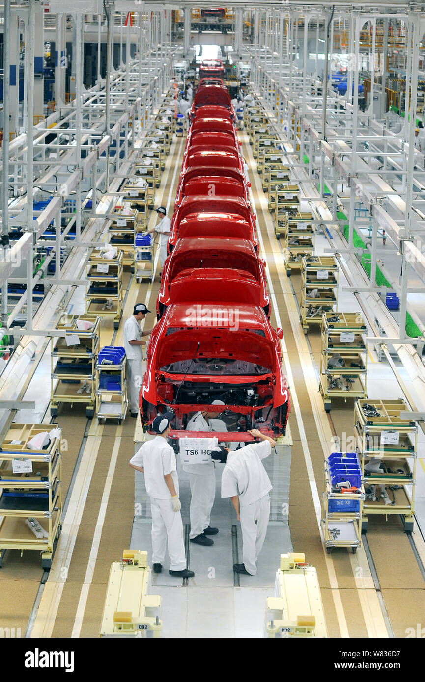 --FILE--Chinese workers assemble cars on the assembly line at an auto plant of Dongfeng Honda in Wuhan city, central China's Hubei province, 24 July 2 Stock Photo