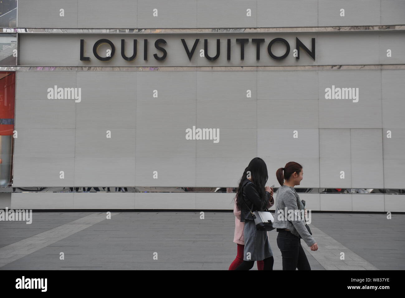 Louis Vuitton Advertising Poster Stock Photo - Download Image Now - Beauty,  Brand Name, Capital Cities - iStock