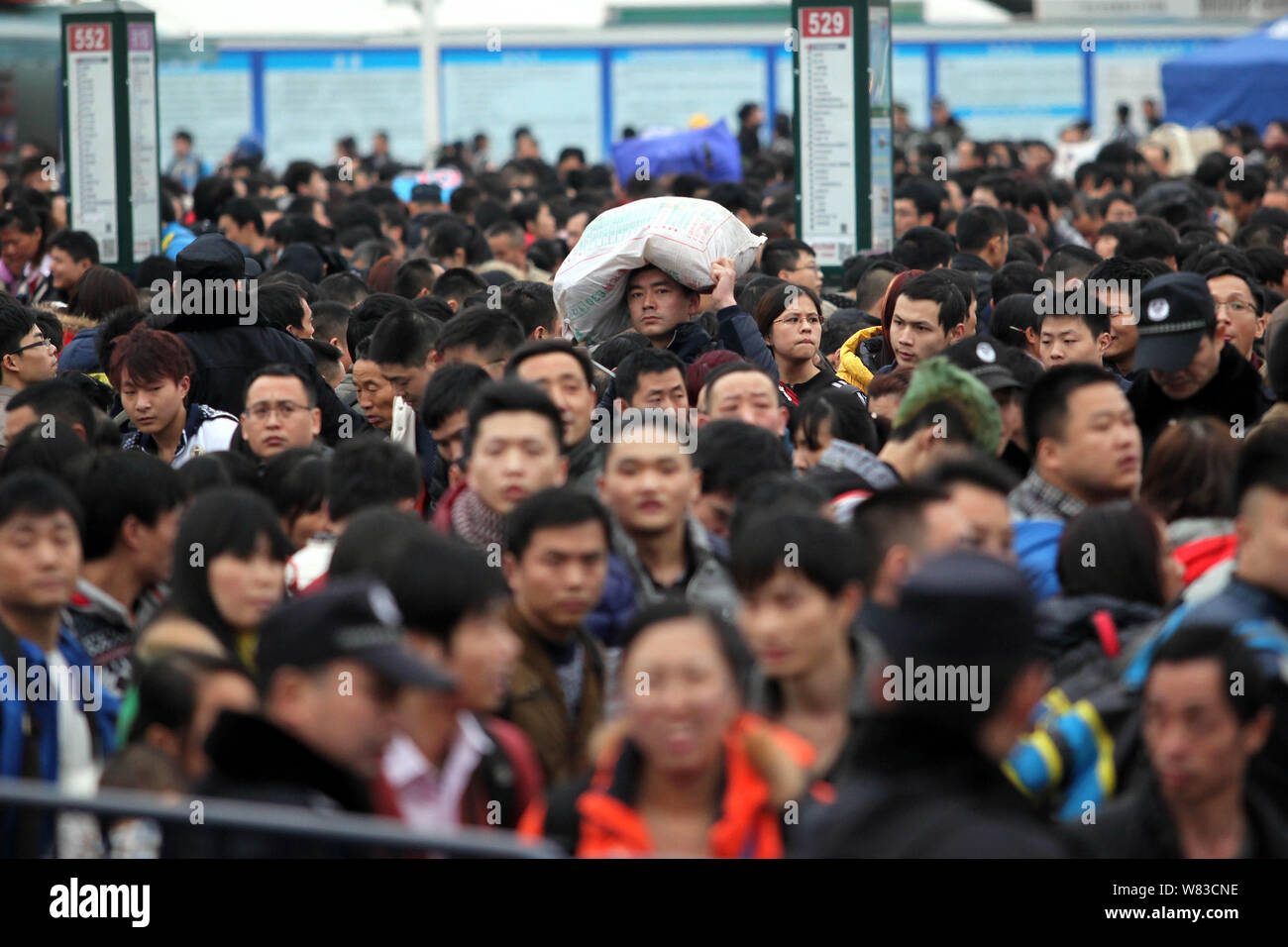 --FILE--A crowd of Chinese passengers queue up to enter the Guangzhou ...