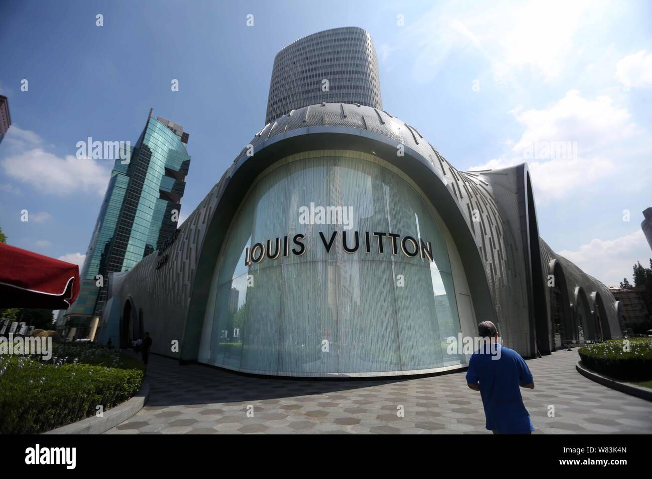 Customers Walk Boutique Louis Vuitton Shanghai China October 2017 – Stock  Editorial Photo © ChinaImages #234412966