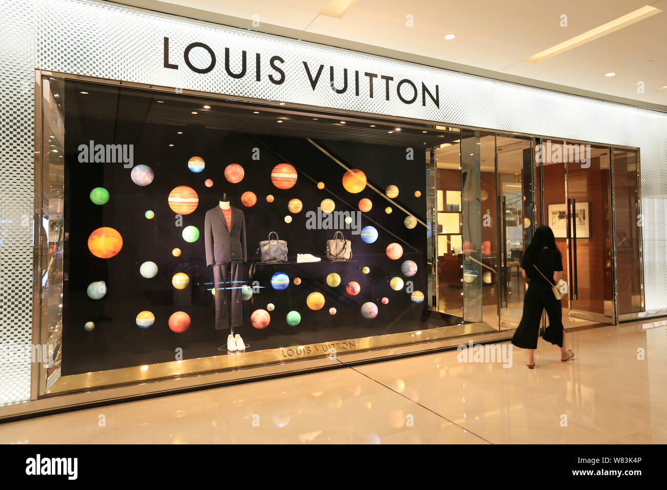 Pedestrian Walks Advertisement Louis Vuitton Chengdu City Southwest China's  Sichuan – Stock Editorial Photo © ChinaImages #237504608