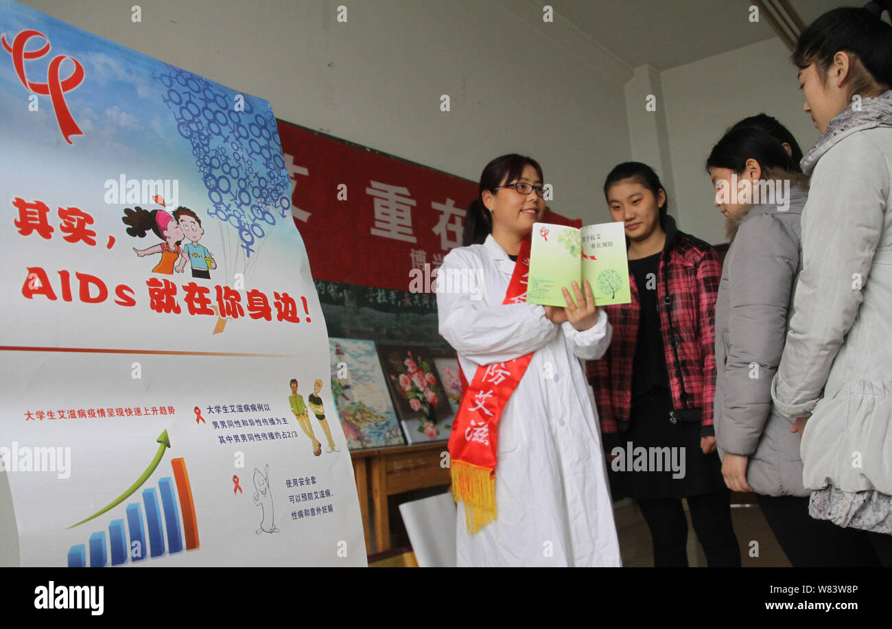 A Chinese medical worker propagandizes preventions of HIV and AIDS to female students at a vocational and technical school in Boxing county, Binzhou c Stock Photo