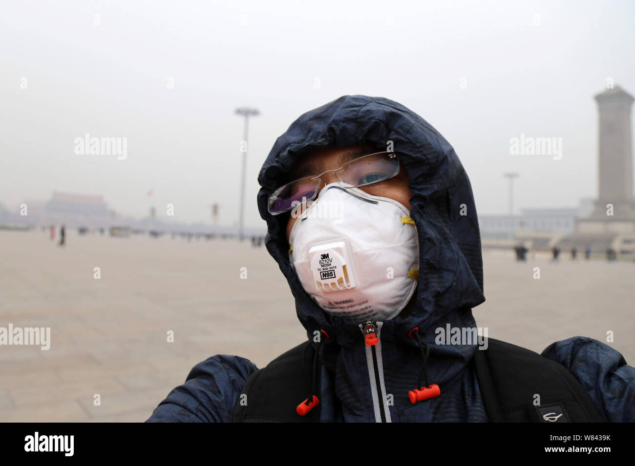 Messing Fremskridt vene A tourist wearing a face mask against air pollution takes a selfie on the  Tian'anmen Square in heavy smog in Beijing, China, 18 November 2016. A red  Stock Photo - Alamy