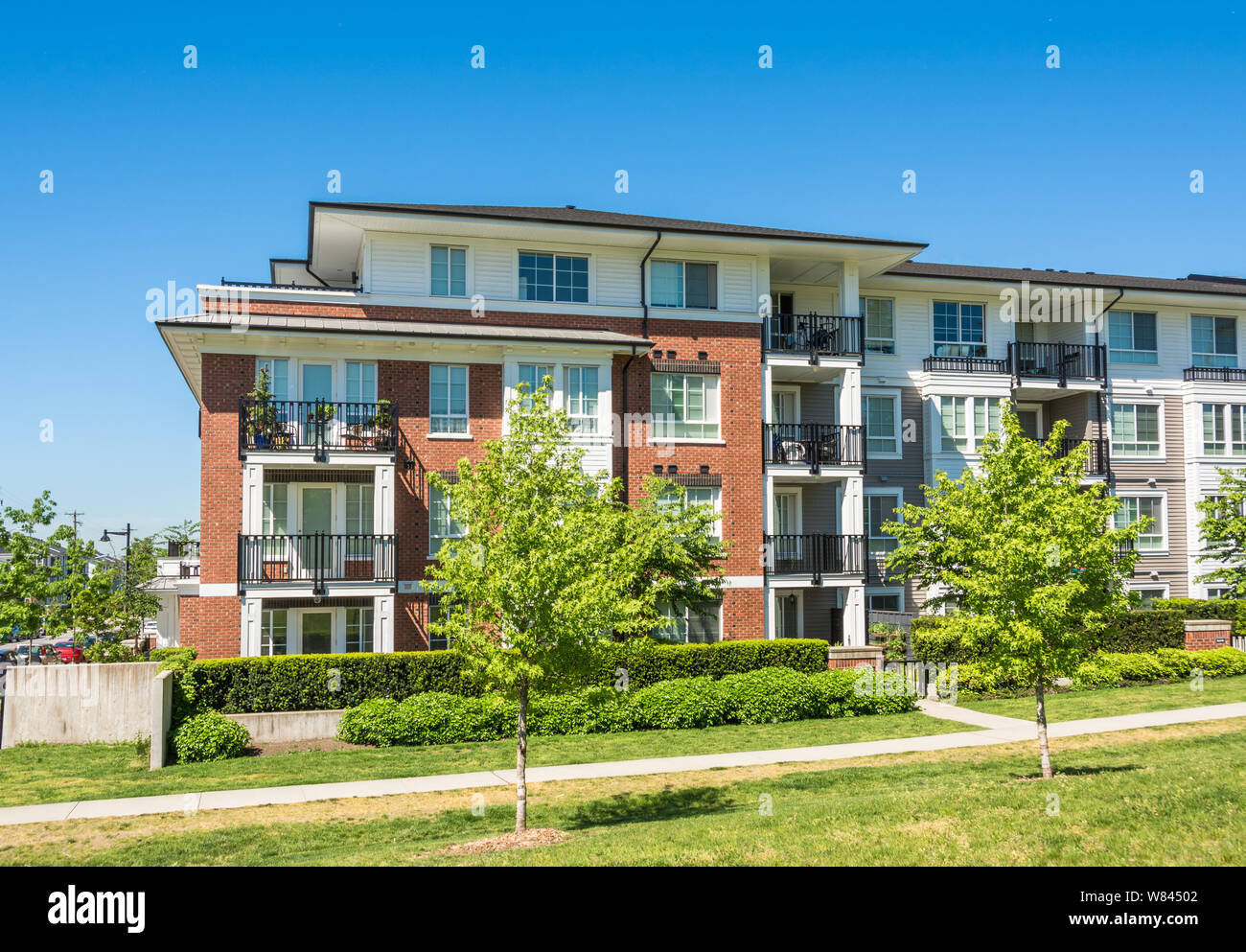 Low rise apartment building hi-res stock photography and images - Alamy