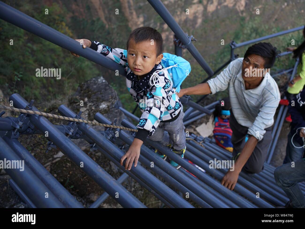 Опасные места. Школа в горах. Самые опасные места. Самая опасная дорога в школу. Опасные места презентация.