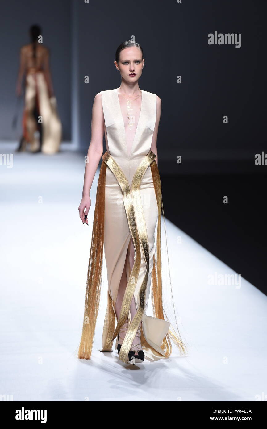 Ma Yanli Hi Res Stock Photography And Images Alamy A Model Displays A New Creation At The Fashion Show Of Maryma Fashion Show By Chinese Model And Fashion Designer Mary Ma Yanli During The China Fashio W84E3A 