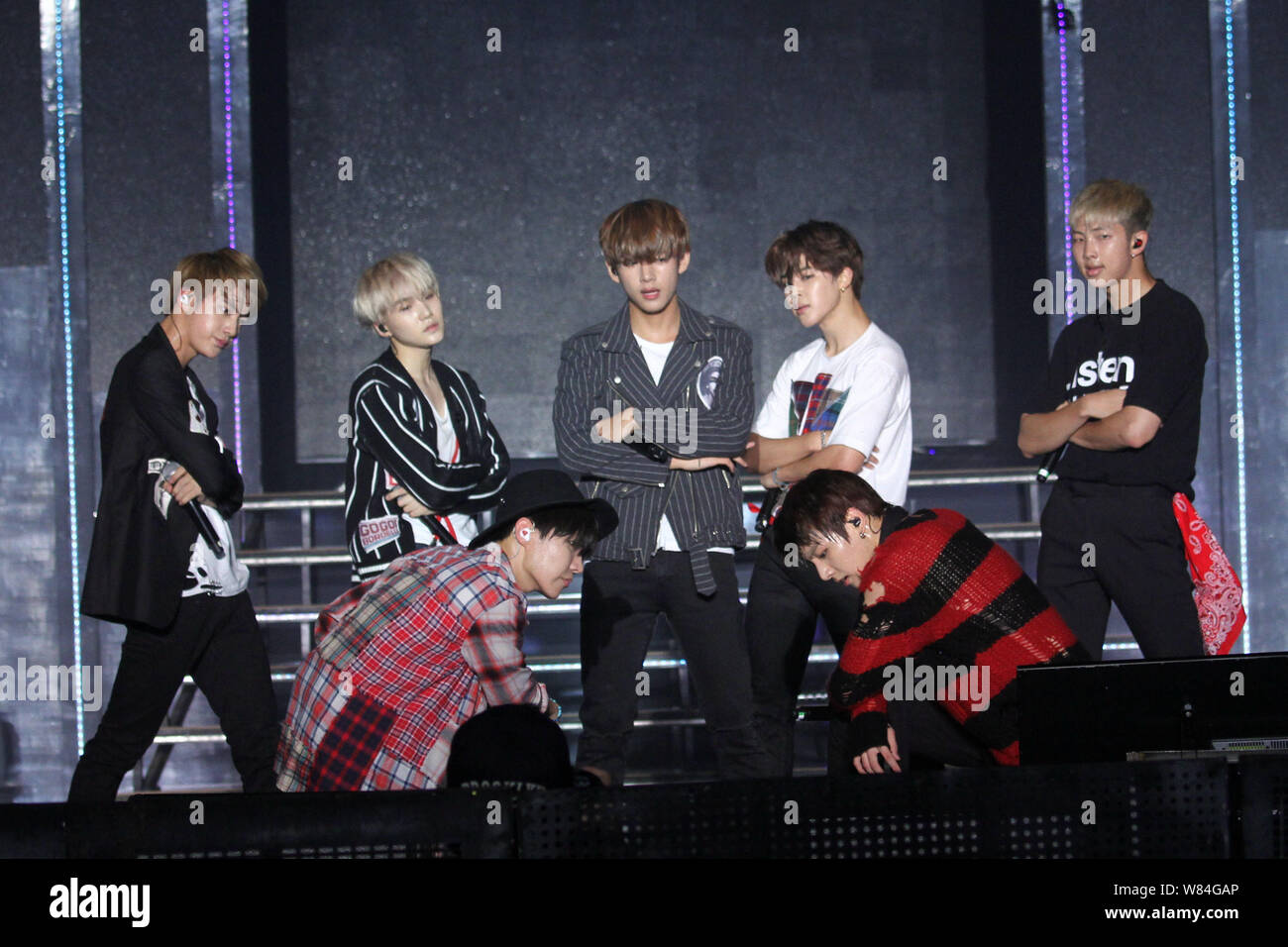 Bts group 2015 hi-res stock photography and images - Alamy
