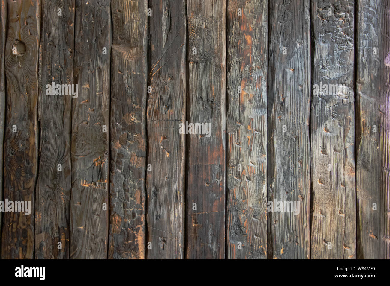 Charred planks gợi nhớ đến một khung cảnh được quay trong những bộ phim tài liệu về cháy rừng. Tuy nhiên, ở trên thực tế, charred planks giúp mang đến một chất liệu nghệ thuật độc đáo cho các dự án trang trí nhà cửa. Hãy cùng khám phá hình ảnh này để tìm hiểu thêm về charred planks!